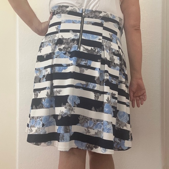 INC International Concepts White Blue Floral Stripe Pleated Skirt - Plus Size 2X - Picture 2 of 8